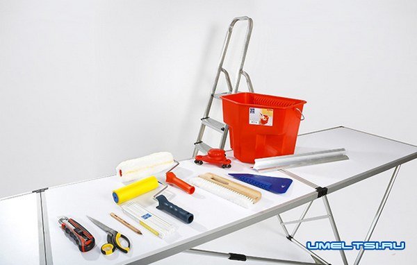 Как правильно и быстро поклеить обои