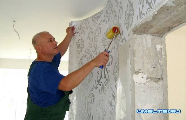 Как правильно и быстро поклеить обои