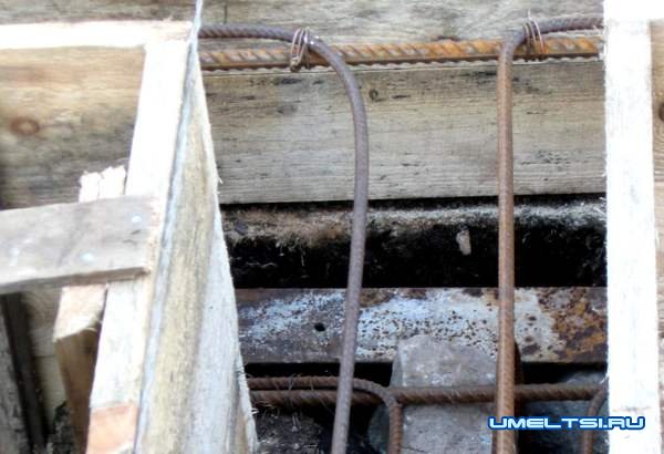 Строительство бани - арматуру уложили в опалубку Строительство бани - арматуру уложили в опалубку