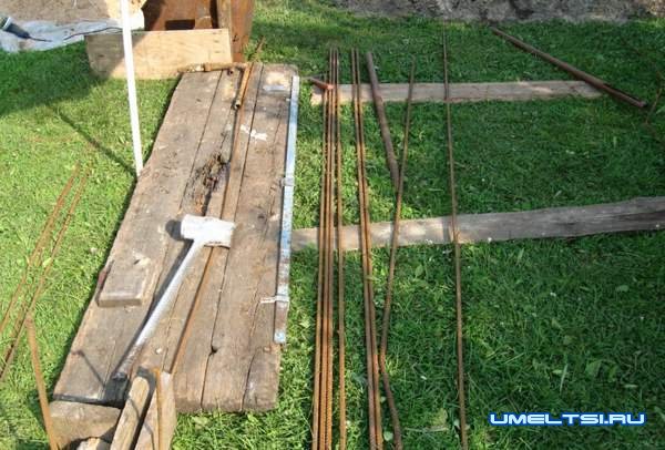 Строительство бани - арматуру уложили в опалубку Строительство бани - арматуру уложили в опалубку