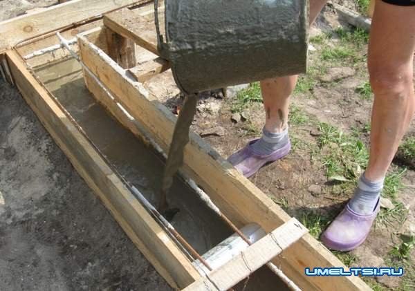 Строительство бани - заливка раствора Строительство бани - заливка раствора