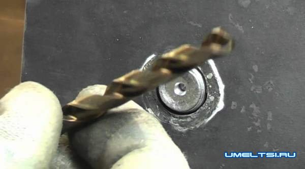 Как выкрутить сорванный винт Как выкрутить сорванный винт