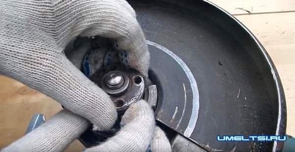 Как открутить гайку на болгарке - ход работ Как открутить гайку на болгарке - ход работ