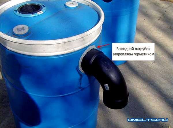 Вырезаем отверстие для фланца, наносим на соединения герметик Вырезаем отверстие для фланца, наносим на соединения герметик