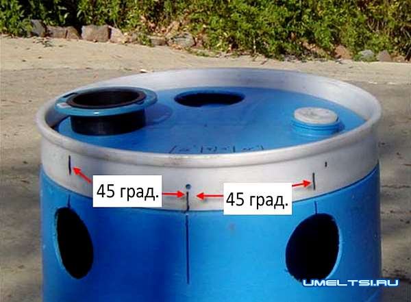 Вырезаем отверстие для фланца, наносим на соединения герметик Вырезаем отверстие для фланца, наносим на соединения герметик