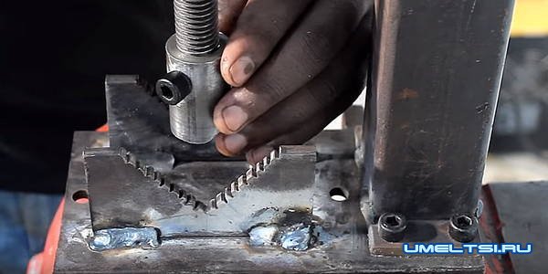 Зажим для фиксации круглых труб