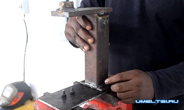 Зажим для фиксации круглых труб