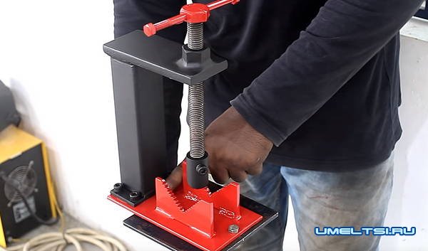 Зажим для фиксации круглых труб