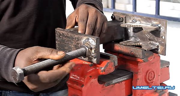 Зажим для фиксации круглых труб