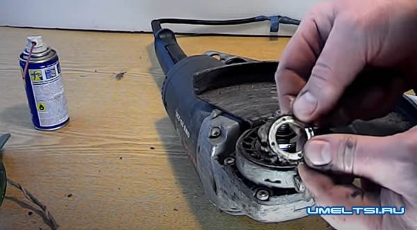 Как раскрутить болгарку, если зажало гайку