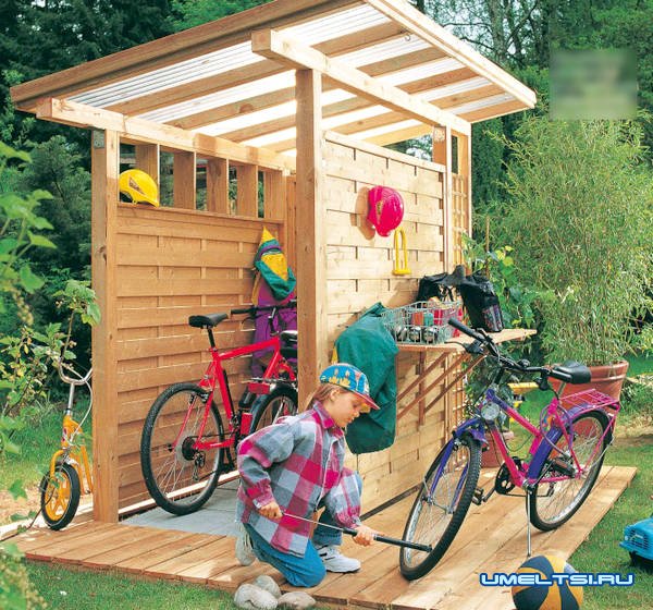 Навес для велосипеда из плетеной стены Навес для велосипеда из плетеной стены