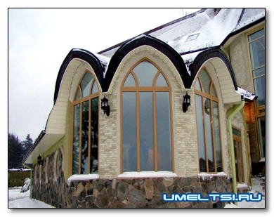 Арочные окна в частных домах